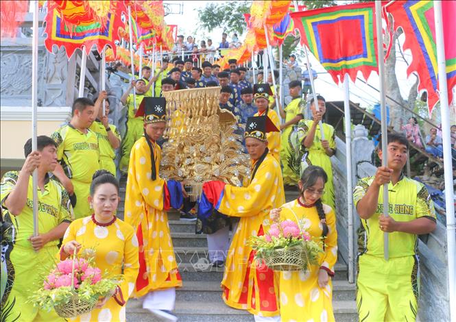 Chương trình sân khấu hóa Lễ phục hiện rước tượng Bà xuống núi. Ảnh: Công Mạo-TTXVN