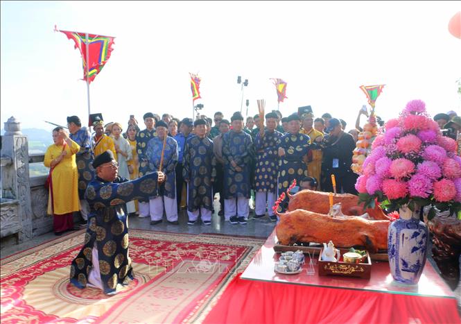Đại diện Ban Quản trị Lăng miếu núi Sam và bà con nhân dân thực hiện nghi thức nguyện hương cung thỉnh Thánh mẫu Chúa Xứ núi Sam xuống núi. Ảnh: Công Mạo-TTXVN