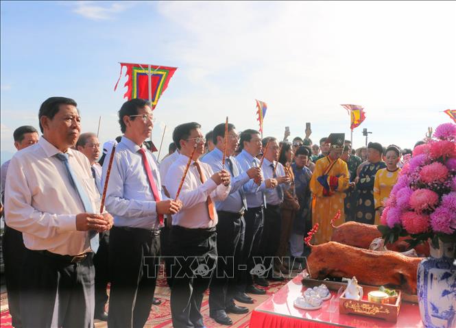Lãnh đạo tỉnh An Giang thực hiện nghi thức nguyện hương cung thỉnh Thánh mẫu Chúa Xứ núi Sam xuống núi. Ảnh: Công Mạo-TTXVN