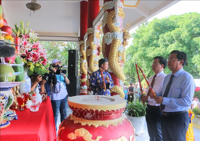 Lãnh đạo tỉnh An Giang dâng hương tưởng nhớ các anh hùng, liệt sĩ, các bậc tiền nhân trước khi khởi hành lên núi Sam thỉnh tượng Bà. Ảnh: Công Mạo-TTXVN