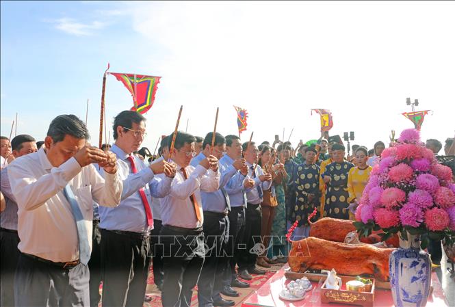 Lãnh đạo tỉnh An Giang thực hiện nghi thức nguyện hương cung thỉnh Thánh mẫu Chúa Xứ núi Sam xuống núi. Ảnh: Công Mạo-TTXVN
