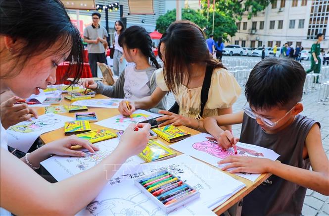 Khu vực trải nghiệm văn hoá thu hút đông đảo các bạn trẻ. Ảnh: Khánh Hoà - TTXVN