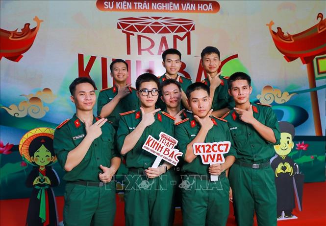 Khu vực trải nghiệm văn hoá thu hút đông đảo các bạn trẻ. Ảnh: Khánh Hoà - TTXVN