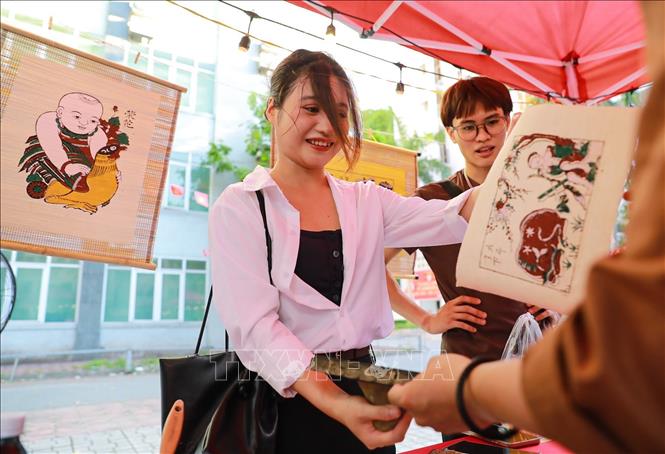 Khu vực trải nghiệm văn hoá thu hút đông đảo các bạn trẻ. Ảnh: Khánh Hoà - TTXVN