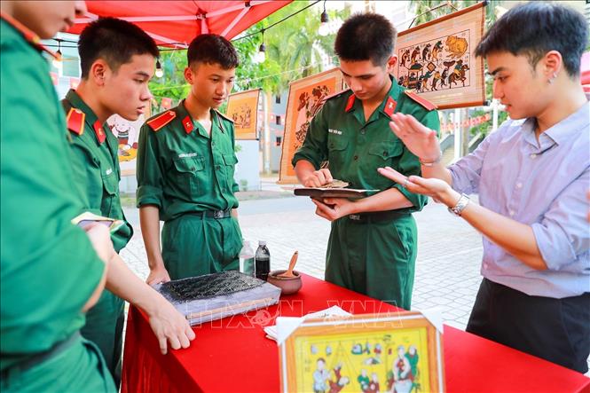 Khu vực trải nghiệm văn hoá thu hút đông đảo các bạn trẻ. Ảnh: Khánh Hoà - TTXVN