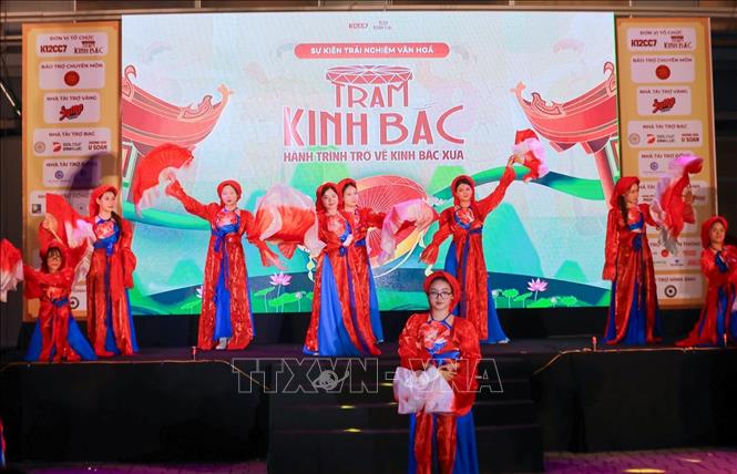 Tiết mục nghệ thuật được các bạn trẻ biểu diễn với góc nhìn mới, bằng ngôn ngữ đương đại góp phần kết nối các giá trị truyền thống với nhịp sống hôm nay. Ảnh: Khánh Hoà - TTXVN