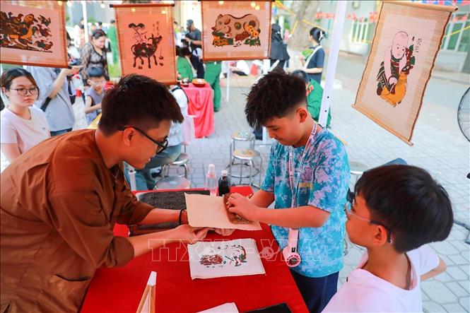 Khu vực trải nghiệm văn hoá thu hút đông đảo các bạn trẻ. Ảnh: Khánh Hoà - TTXVN