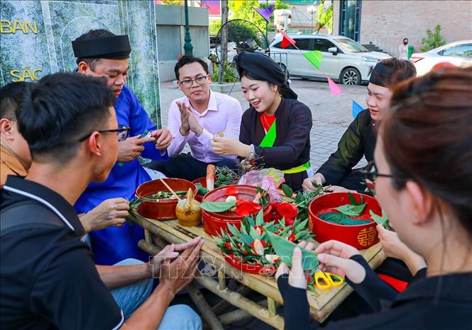 Khu vực trải nghiệm văn hoá thu hút đông đảo các bạn trẻ. Ảnh: Khánh Hoà - TTXVN
