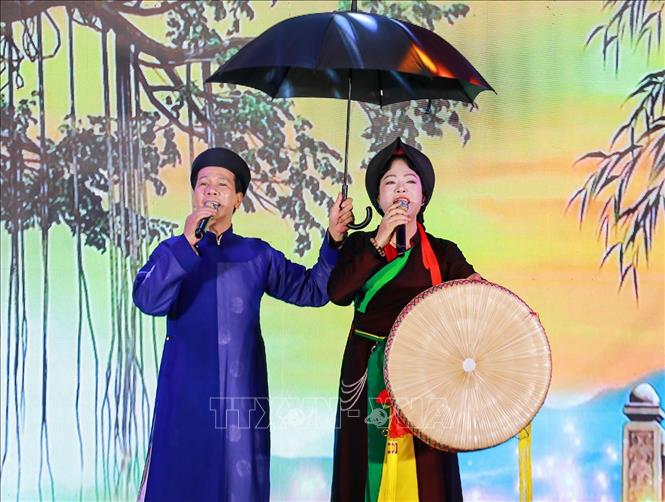 NSND Thúy Hường và NSƯT Trung Kiên
biểu diễn hát Quan họ tại chương trình. Ảnh: Khánh Hoà - TTXVN