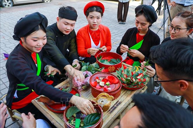 Khu vực trải nghiệm văn hoá thu hút đông đảo các bạn trẻ. Ảnh: Khánh Hoà - TTXVN