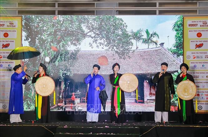 Các làn điệu Quan họ vang lên, giúp người tham dự cảm nhận sâu sắc hơn vẻ đẹp của di sản phi vật thể đại diện của nhân loại. Ảnh: Khánh Hoà - TTXVN
