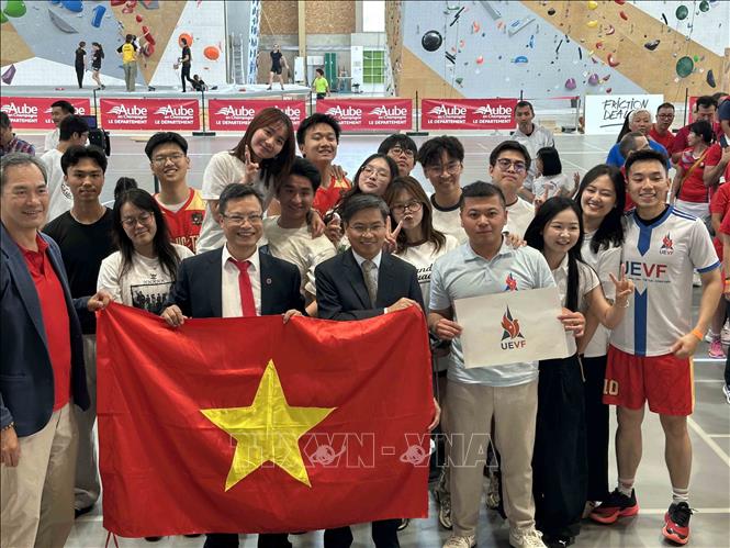 Đại sứ Trịnh Đức Hải chụp ảnh lưu niệm với Hội Thanh niên Sinh viên Việt Nam tham gia Đại hội. Ảnh: Ngọc Hiệp (P/v TTXVN tại Pháp)