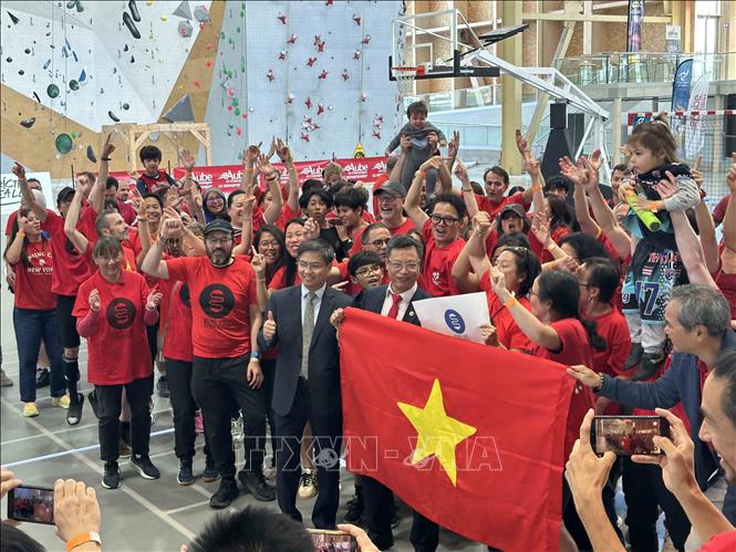 Đại sứ Trịnh Đức Hải (đeo cà vạt đỏ) hòa cùng không khí hân hoan trong ngày vui của cộng đồng. Ảnh: Ngọc Hiệp (P/v TTXVN tại Pháp)