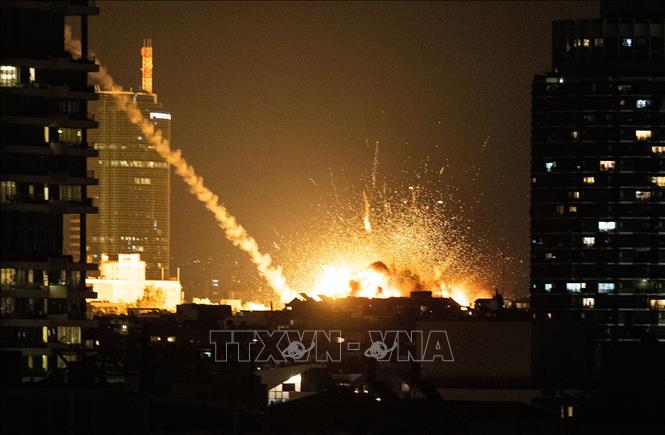 Khói lửa bốc lên sau một vụ nổ ở Tel Aviv khi Iran tiến hành tấn công đáp trả Israel, ngày 28/2/2026. Ảnh: THX/TTXVN