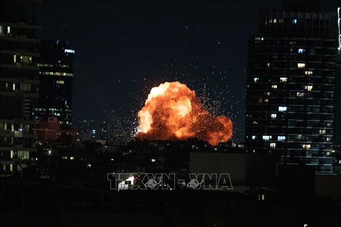 Khói lửa bốc lên sau một vụ nổ ở Tel Aviv khi Iran tiến hành tấn công đáp trả Israel, ngày 28/2/2026. Ảnh: THX/TTXVN