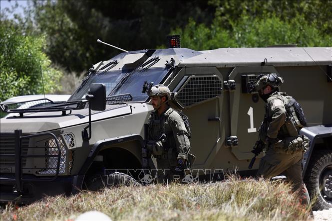 Lực lượng an ninh Israel điều tra tại hiện trường vụ nổ súng ở khu vực Kochav Ya'ir, miền Trung nước này, ngày 7/6/2026. Ảnh: THX/TTXVN