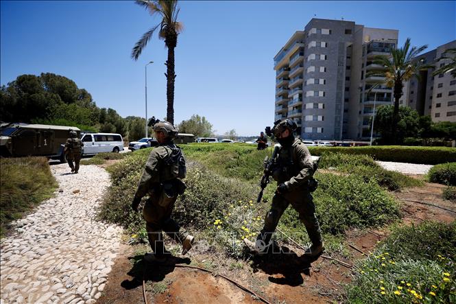 Lực lượng an ninh Israel làm nhiệm vụ tại hiện trường vụ nổ súng ở khu vực Kochav Ya'ir, miền Trung nước này, ngày 7/6/2026. Ảnh: THX/TTXVN