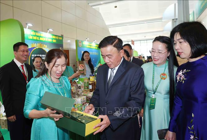 Thường trực Ban Bí thư Trần Cẩm Tú cùng các đại biểu tham quan gian trưng bày nông sản tại Đại hội. Ảnh: Phương Hoa - TTXVN