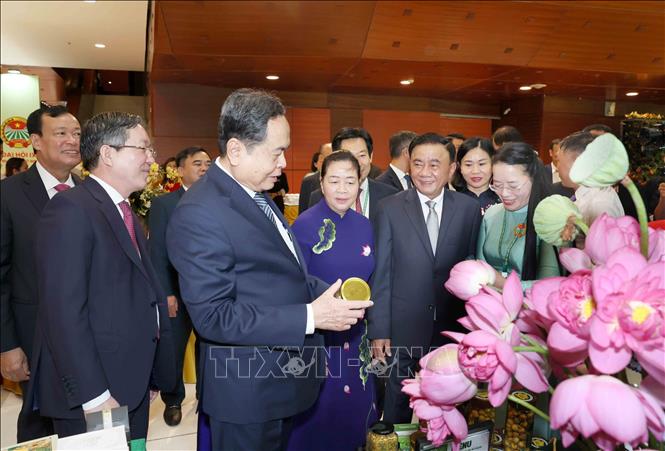 Chủ tịch Quốc hội Trần Thanh Mẫn cùng các đại biểu tham quan gian trưng bày nông sản tại Đại hội. Ảnh: Phương Hoa - TTXVN