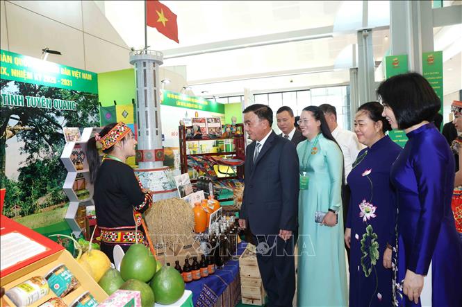 Thường trực Ban Bí thư Trần Cẩm Tú cùng các đại biểu tham quan gian trưng bày nông sản tại Đại hội. Ảnh: Phương Hoa - TTXVN