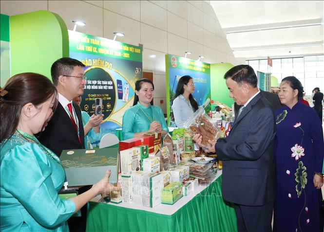 Thường trực Ban Bí thư Trần Cẩm Tú cùng các đại biểu tham quan gian trưng bày nông sản tại Đại hội. Ảnh: Phương Hoa - TTXVN
