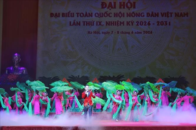 Tiết mục văn nghệ biểu diễn tại phiên trọng thể Đại hội Đại biểu toàn quốc Hội nông dân Việt Nam lần thứ IX. Ảnh: Hoàng Hiếu - TTXVN