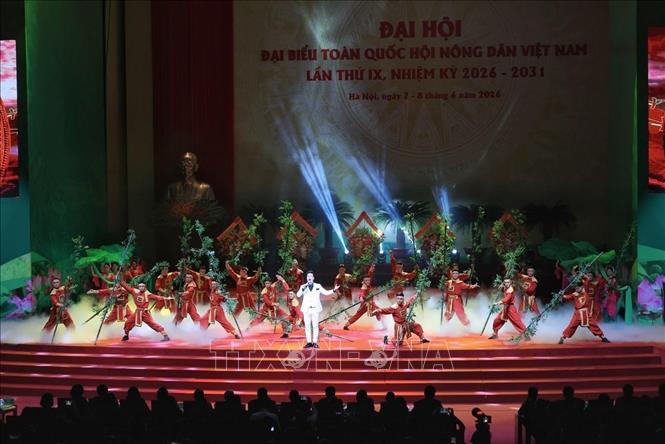 Tiết mục văn nghệ biểu diễn tại phiên trọng thể Đại hội Đại biểu toàn quốc Hội nông dân Việt Nam lần thứ IX. Ảnh: Hoàng Hiếu - TTXVN