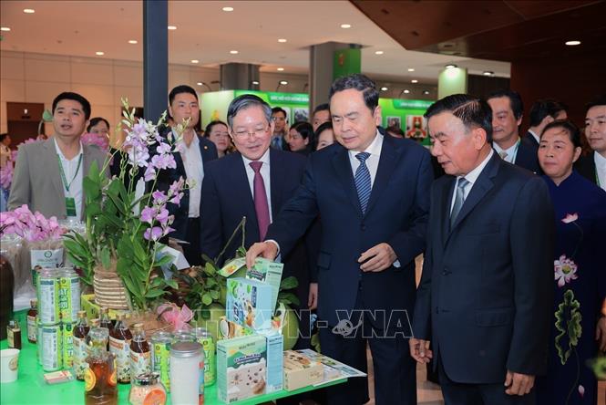 Chủ tịch Quốc hội Trần Thanh Mẫn và Thường trực Ban Bí thư Trần Cẩm Tú tham quan các gian hàng trưng bày nông sản tại Đại hội. Ảnh: Hoàng Hiếu - TTXVN