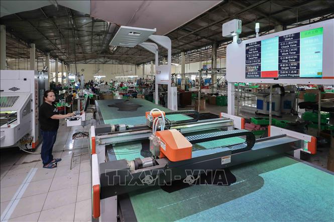 Dây chuyền may gia công giày tại Công ty TNHH Nam Bình. Ảnh: Phan Phương – TTXVN