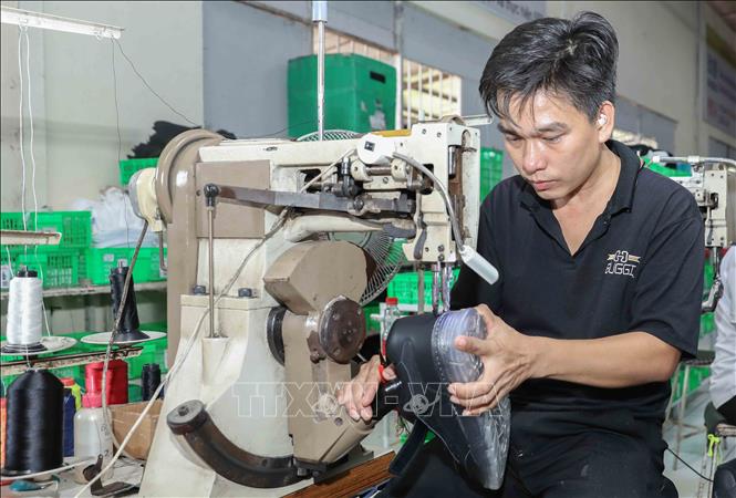 Nhân viên vận hành dây chuyền may chỉ đế bao viền tại Công ty TNHH Nam Bình với thương hiệu Prowin. Ảnh: Phan Phương – TTXVN