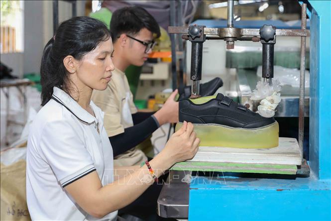 Dây chuyền may gia công giày tại Công ty TNHH Nam Bình với thương hiệu Prowin. Ảnh: Phan Phương – TTXVN