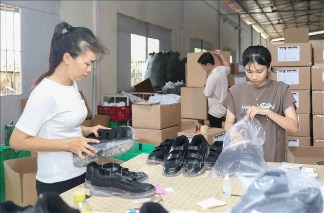 Kiểm tra giày trước khi xuất xưởng. Ảnh: Phan Phương – TTXVN