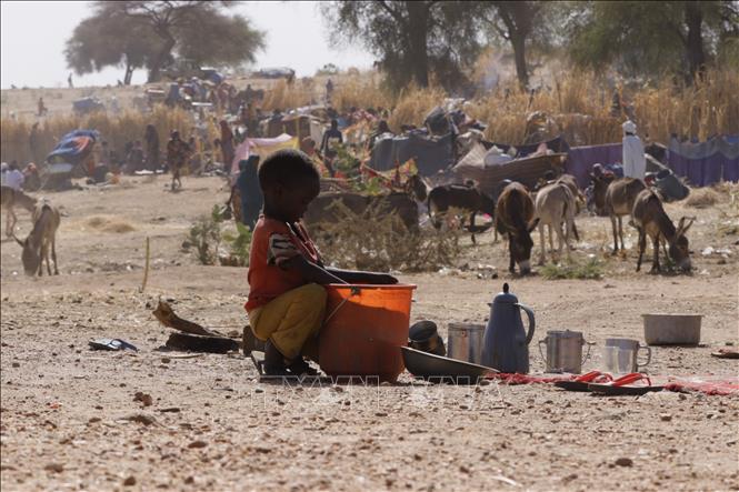 Em nhỏ tại trại tị nạn ở El Fasher, Bắc Darfur, Sudan. Ảnh: THX/TTXVN