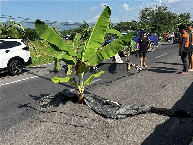 Một đoạn đường bị nứt sau động đất tại tỉnh Nam Cotabato, Philippines ngày 8/6/2026. Ảnh: THX/TTXVN