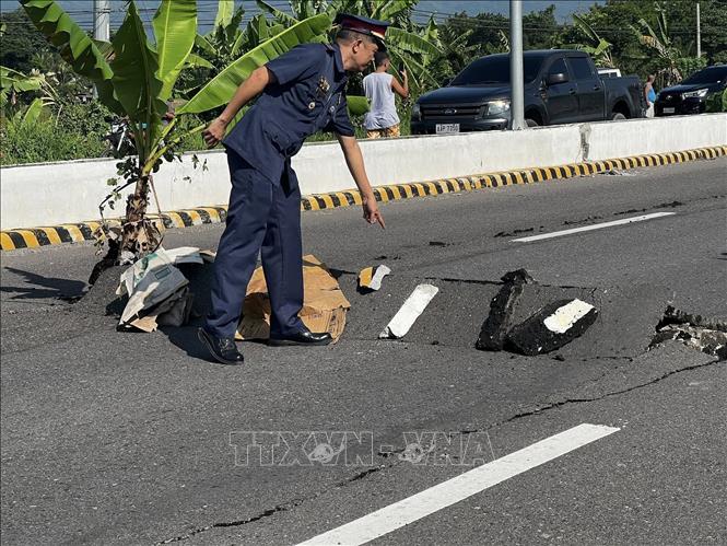 Một đoạn đường bị nứt sau động đất tại tỉnh Nam Cotabato, Philippines ngày 8/6/2026. Ảnh: THX/TTXVN