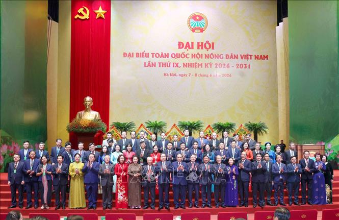 Các đồng chí lãnh đạo Đảng, Nhà nước chụp ảnh chung với Đoàn Chủ tịch, các Trưởng đoàn dự Đại hội. Ảnh: Phương Hoa - TTXVN