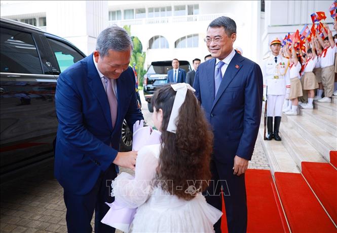 Thiếu nhi Thủ đô tặng hoa chào mừng Thủ tướng Campuchia Hun Manet thăm chính thức Việt Nam và tham dự Diễn đàn Tương lai ASEAN lần thứ ba. Ảnh: Dương Giang – TTXVN
