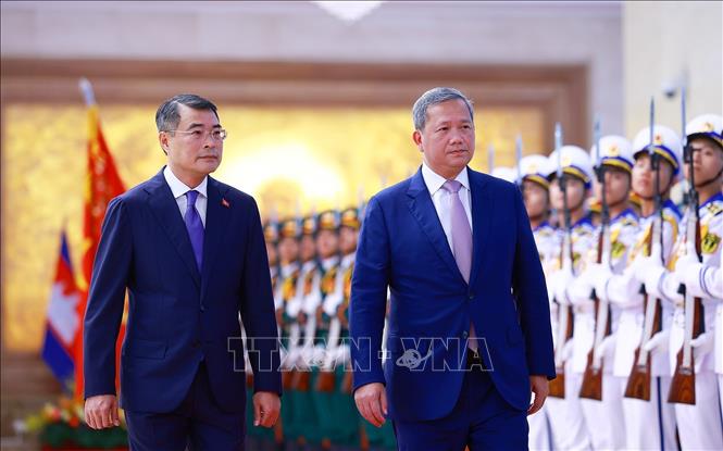 Thủ tướng Lê Minh Hưng và Thủ tướng Campuchia Hun Manet duyệt Đội danh dự Quân đội nhân dân Việt Nam. Ảnh: Dương Giang – TTXVN
