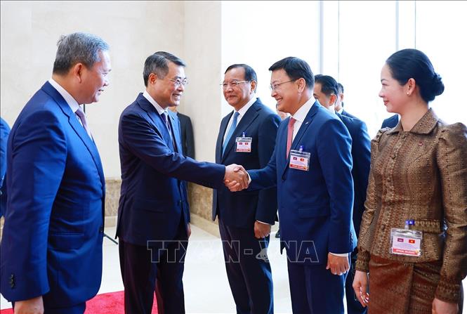 Thủ tướng Campuchia Hun Manet giới thiệu với Thủ tướng Lê Minh Hưng thành viên đoàn Campuchia sang thăm chính thức Việt Nam và tham dự Diễn đàn Tương lai ASEAN lần thứ ba. Ảnh: Dương Giang – TTXVN