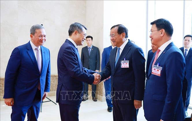 Thủ tướng Hun Manet giới thiệu với Thủ tướng Lê Minh Hưng thành viên đoàn Campuchia sang thăm chính thức Việt Nam và tham dự Diễn đàn Tương lai ASEAN lần thứ ba. Ảnh: Dương Giang – TTXVN