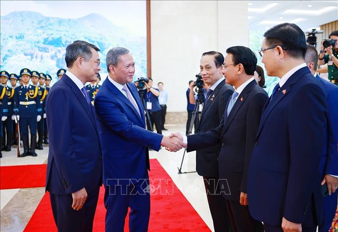Thủ tướng Lê Minh Hưng giới thiệu với Thủ tướng Campuchia Hun Manet thành viên đoàn Việt Nam tham dự lễ đón. Ảnh: Dương Giang – TTXVN