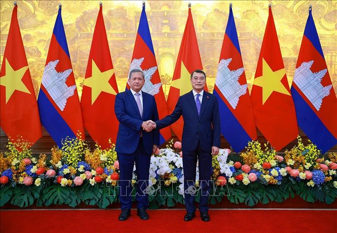 Thủ tướng Lê Minh Hưng và Thủ tướng Campuchia Hun Manet chụp ảnh chung trước hội đàm. Ảnh: Dương Giang – TTXVN
