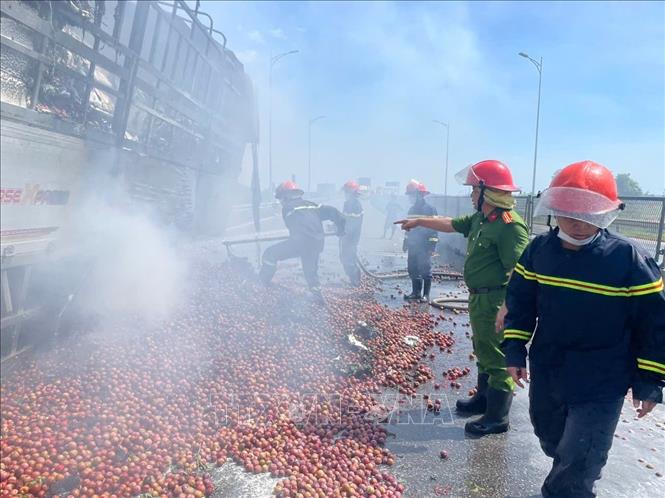 Lực lượng Cảnh sát PCCC&CNCH Công an tỉnh Hà Tĩnh nỗ lực dập tắt đám cháy. Ảnh: TTXVN phát