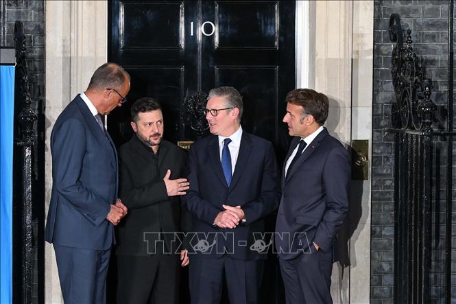 (Từ trái sang) Thủ tướng Đức Friedrich Merz, Tổng thống Ukraine Volodymyr Zelensky, Thủ tướng Anh Keir Starmer và Tổng thống Pháp Emmanuel Macron tại cuộc gặp ở London ngày 7/6/2026. Ảnh: AA/TTXVN