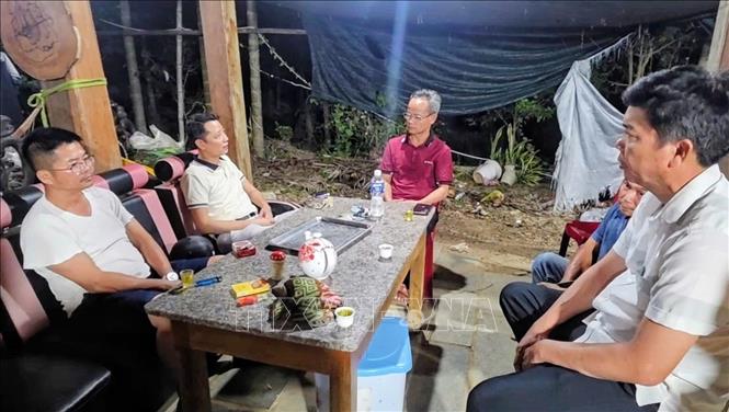 Lãnh đạo xã Sông Hinh kiểm tra vườn nhà một cán bộ Công an xã đã cho nhóm người nghi khai thác vàng trái phép thuê nhưng không hay biết. Ảnh: TTXVN phát