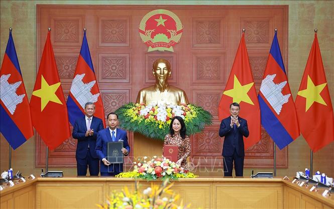 Thủ tướng Lê Minh Hưng và Thủ tướng Campuchia Hun Manet chứng kiến trao Kế hoạch hợp tác giữa Bộ Văn hoá, Thể thao và Du lịch Việt Nam với Bộ Thông tin Campuchia trong lĩnh vực thông tin giai đoạn 2026 - 2030. Ảnh: Dương Giang – TTXVN
