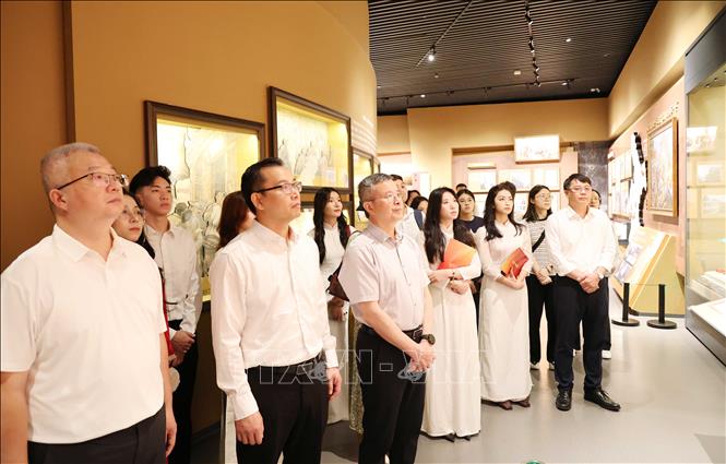 Đại diện thanh niên hai nước Việt Nam - Trung Quốc và đại biểu tham quan, nghiên cứu học tập tại các địa chỉ đỏ ở thành phố Tam Minh, tỉnh Phúc Kiến. Ảnh: Công Tuyên - PV TTXVN tại Trung Quốc 