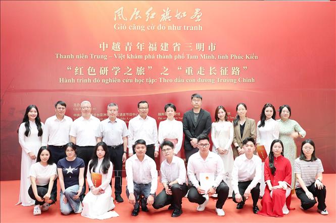 Đại diện thanh niên hai nước Việt Nam - Trung Quốc và hai nước chụp ảnh chung. Ảnh: Công Tuyên - PV TTXVN tại Trung Quốc 
