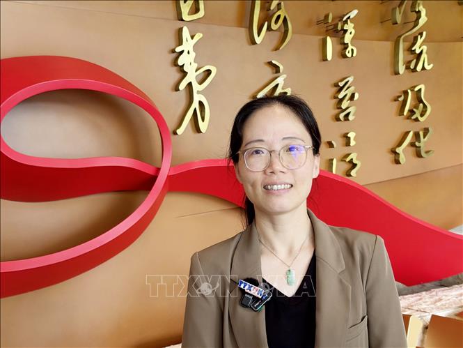 Bà Thẩm Duy Hoa, Phó trưởng Ban Việt ngữ, Đài Phát thanh - Truyền hình Trung ương Trung Quốc (CMG), trả lời phỏng vấn phóng viên TTXVN tại Trung Quốc. Ảnh: Công Tuyên - PV TTXVN tại Trung Quốc 