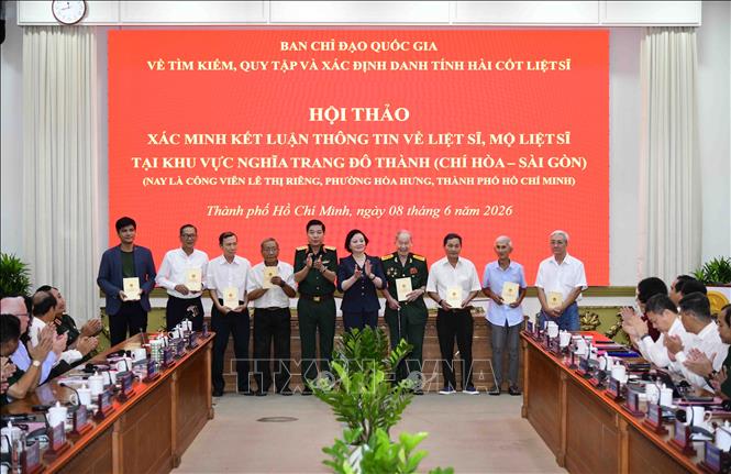 Lãnh đạo Ban Chỉ đạo 515 Quốc gia tặng quà cảm ơn các nhân chứng tham dự Hội thảo. Ảnh: Xuân Khu - TTXVN